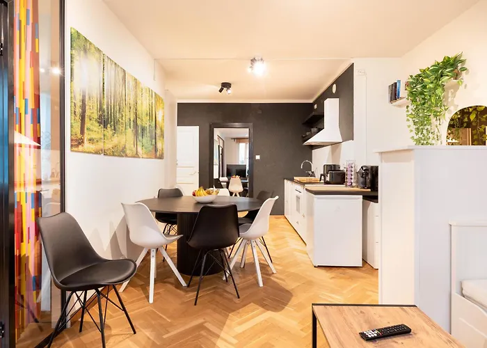 Great Location & Transport Connections With All Amenities 1-8 People Free Continental Breakfast Wifi Coffee &Tea