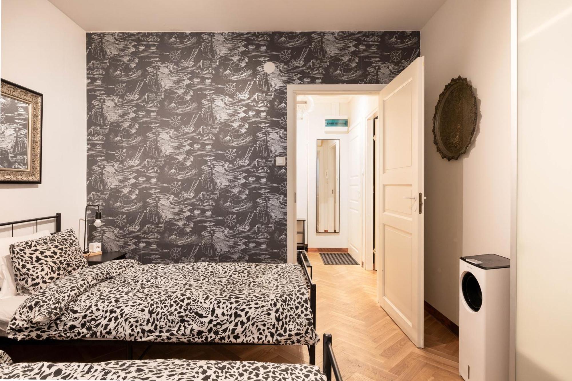 Great Location & Transport Connections With Amenities 1-8 People Free Continental Breakfast Wifi Coffee &tea *