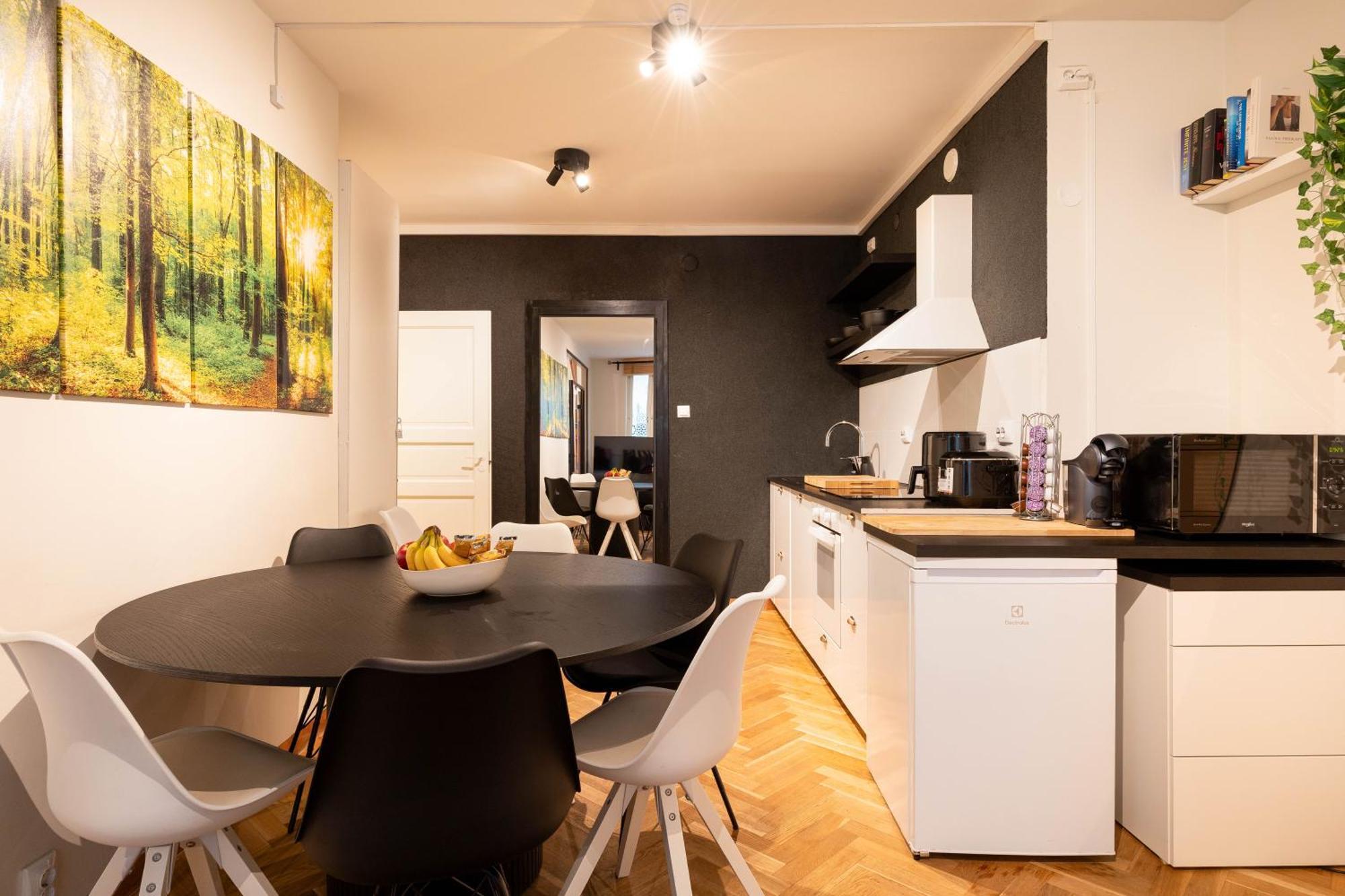 Great Location & Transport Connections With Amenities 1-8 People Free Continental Breakfast Wifi Coffee &tea