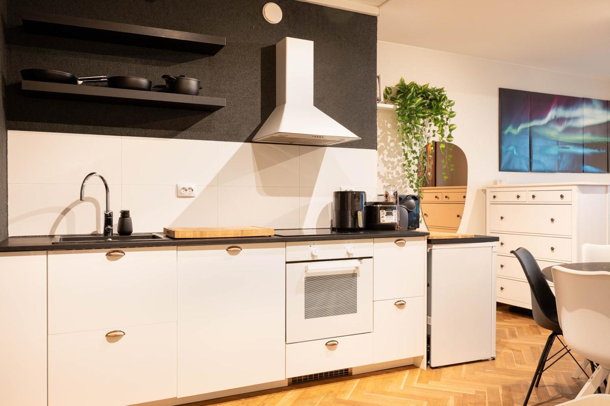Great Location & Transport Connections With Amenities 1-8 People Free Continental Breakfast Wifi Coffee &tea